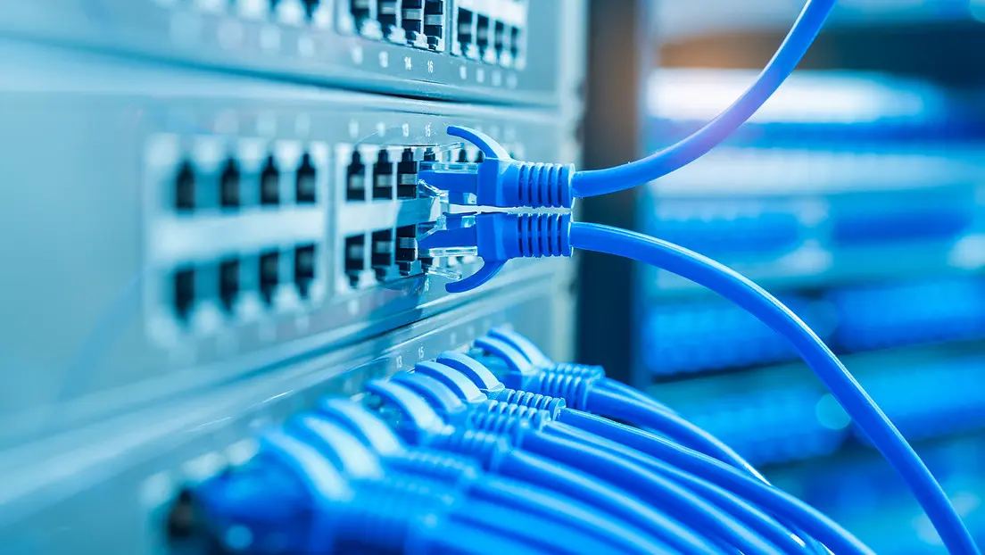 Cables RJ45 y redes de corrientes débiles en instalación industrial